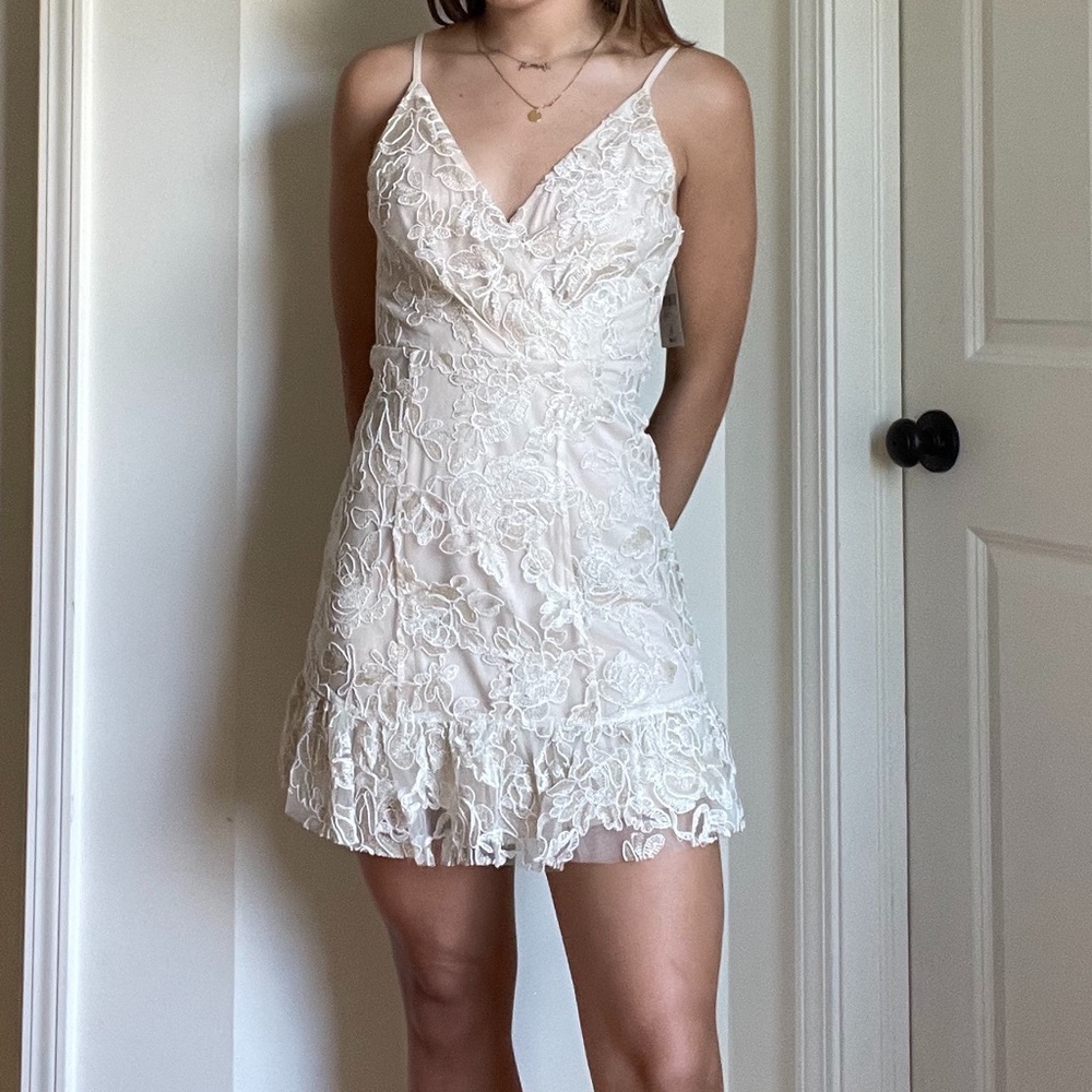 FOREVER 21 Brand New With Tags Gold/Nude Lacy Mini Dress ✨
Size Small